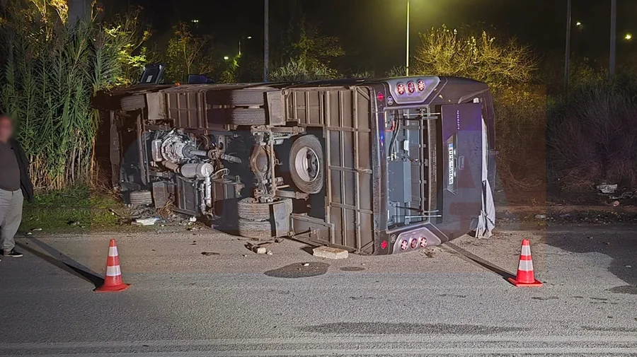 Aksident i rëndë në Greqi, autobuzi me 30 persona përmbyset