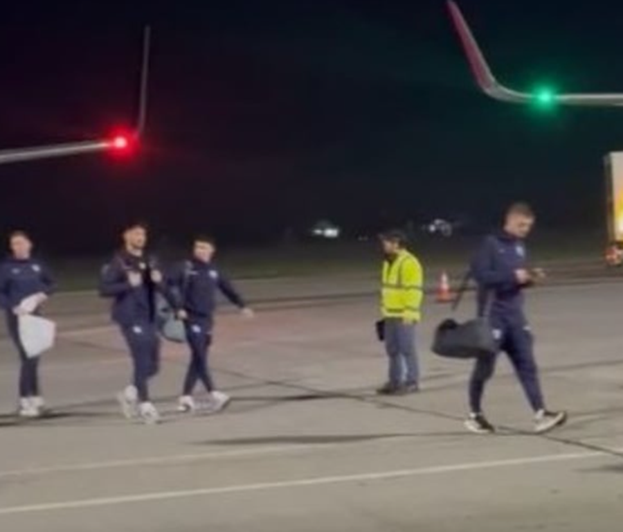 Dueli me Shqipërinë, mbërrin në Tiranë skuadra angleze