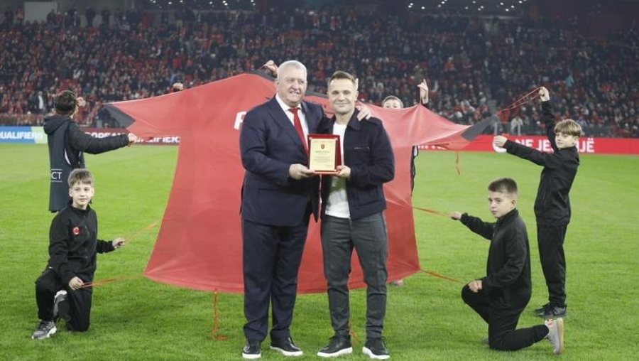 Amir Abrashi tërhiqet nga Kombëtarja, nderohet nga FSHF dhe