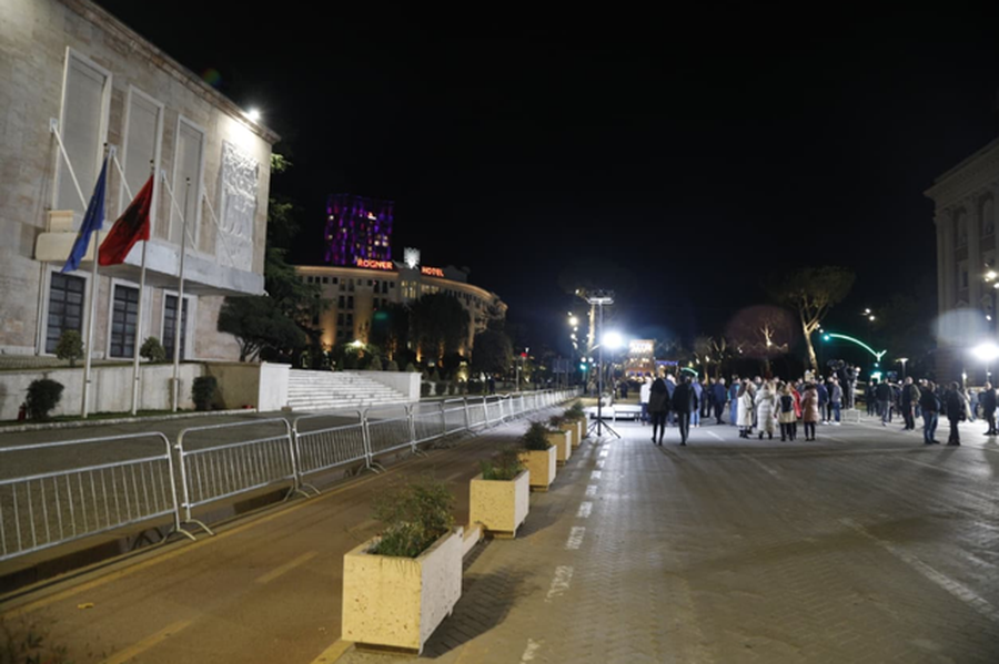 VIDEO/ Protestuesit e PD-së nisin të mblidhen para Kryeministrisë