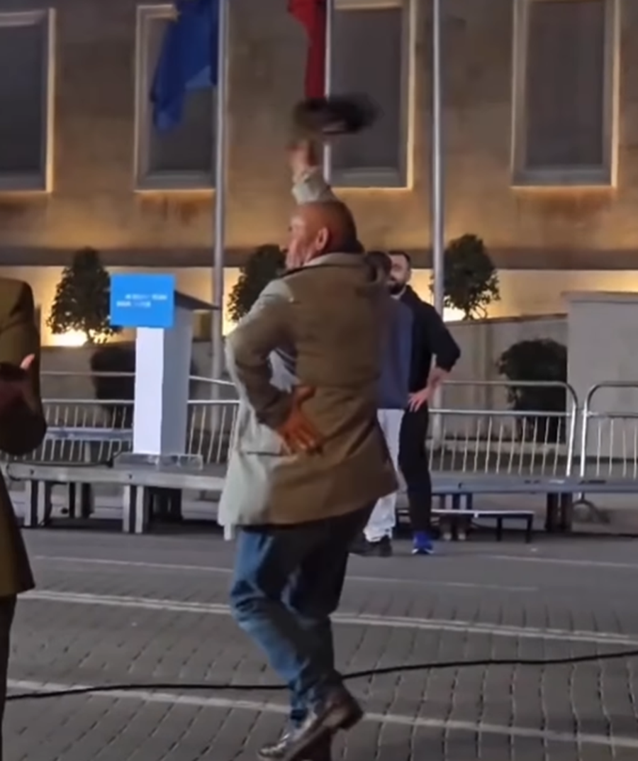 Protestuesi i PD-së ia merr valles përball kryeministrisë