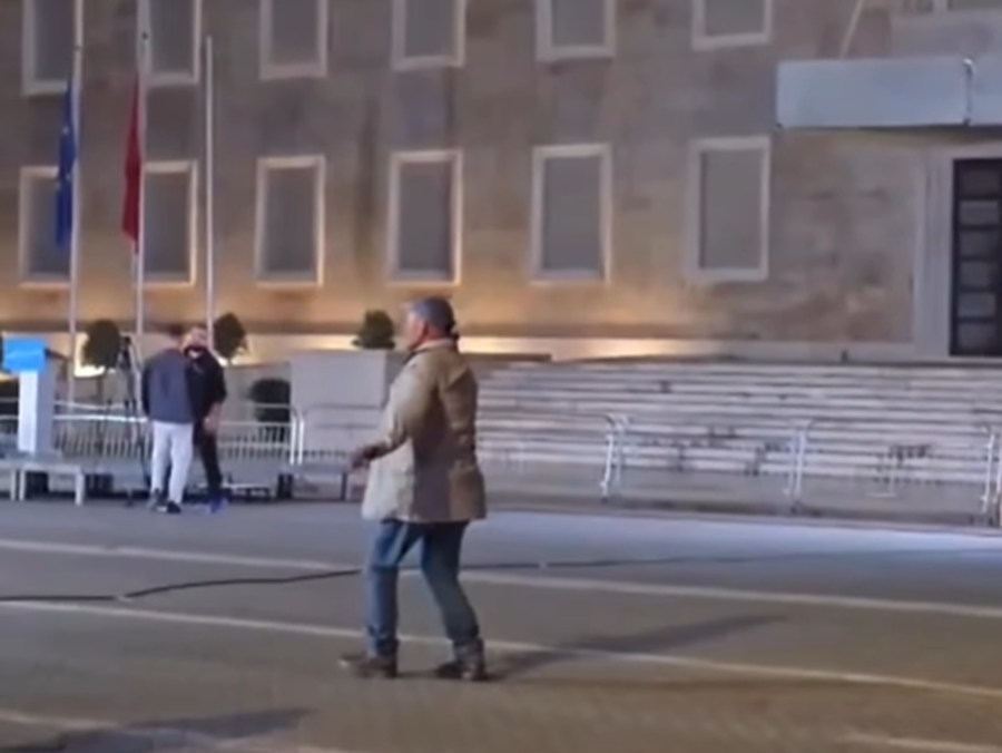 Protestuesi i PD-së ia merr valles përball kryeministrisë