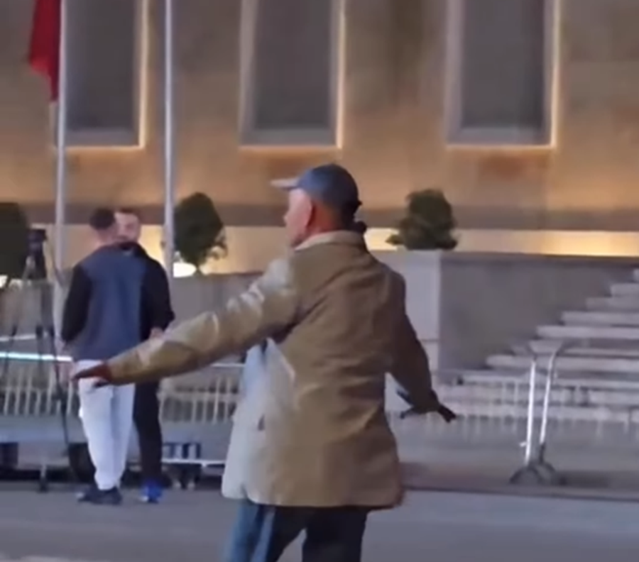 Protestuesi i PD-së ia merr valles përball kryeministrisë