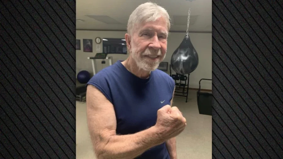 85-vjeçari Chuck Norris dërgon mesazhin e tij nga palestra: