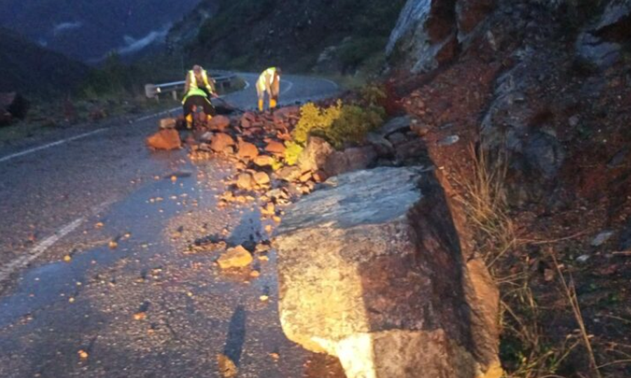 Moti i keq shkakton probleme në Dibër, rrugë të bllokuara