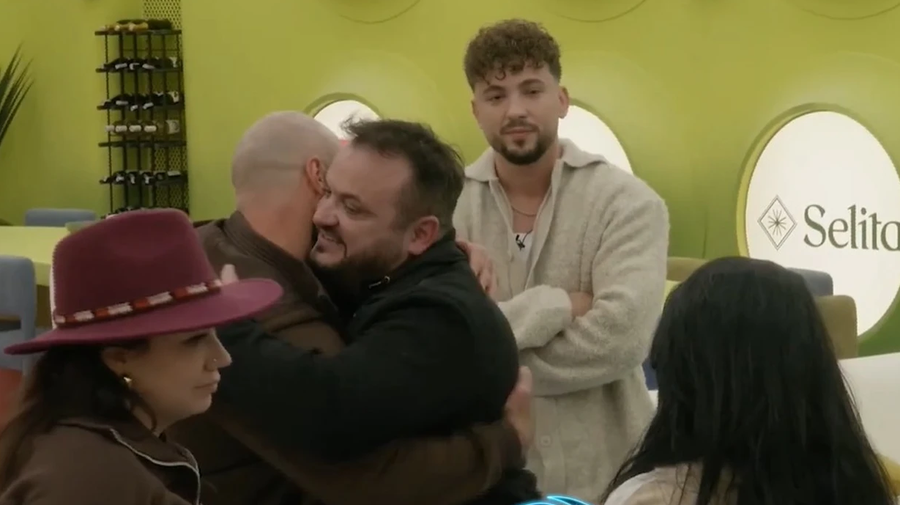 Qëndroi për 24 orë, këngëtari i njohur largohet nga