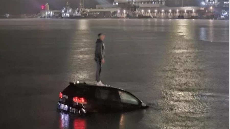 VIDEO/ Po hynte në traget për të ardhur në Shqipëri,