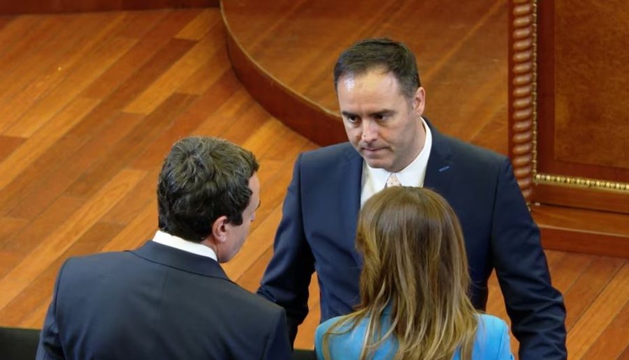 Parlamenti nuk voton Glauk Konjufcën, hapet rruga për zgjedhje të