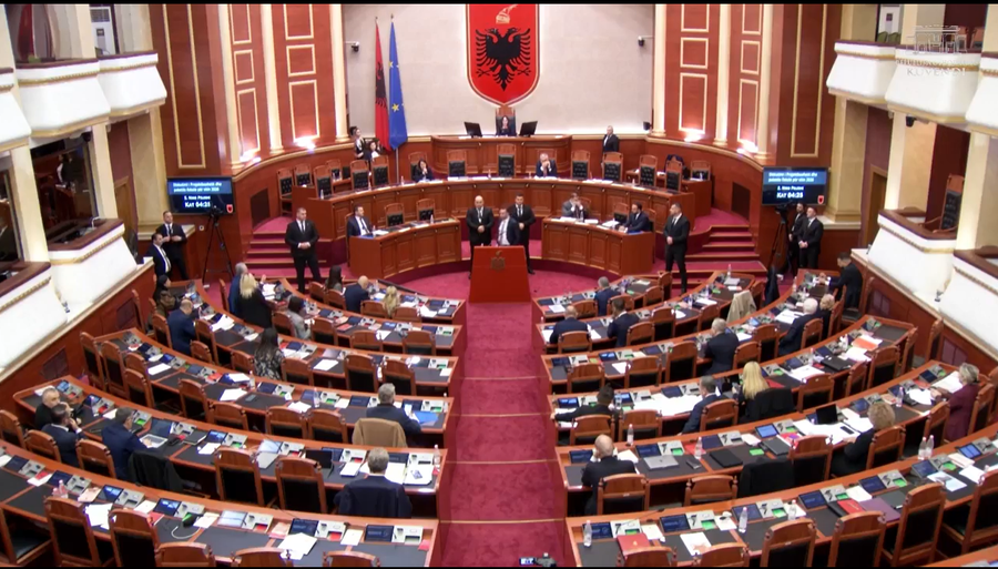 VIDEO/ Tension në Kuvend: Deputeti Klevis Balliu përplaset me