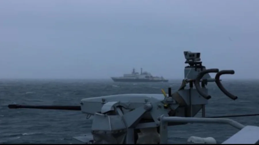 Anija spiune ruse futet në ujërat e Britanisë së Madhe,