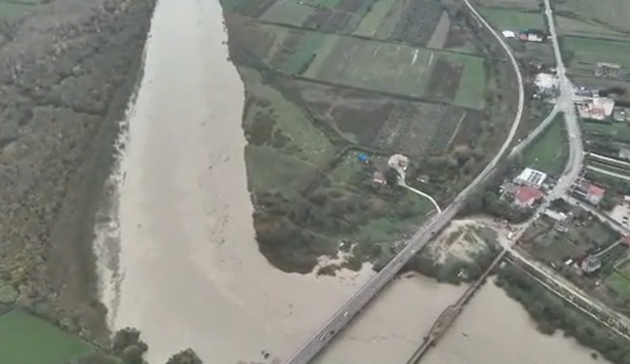 VIDEO/ Lumi Vjosa rrezikon banesat, uji arrin në nivele alarmante