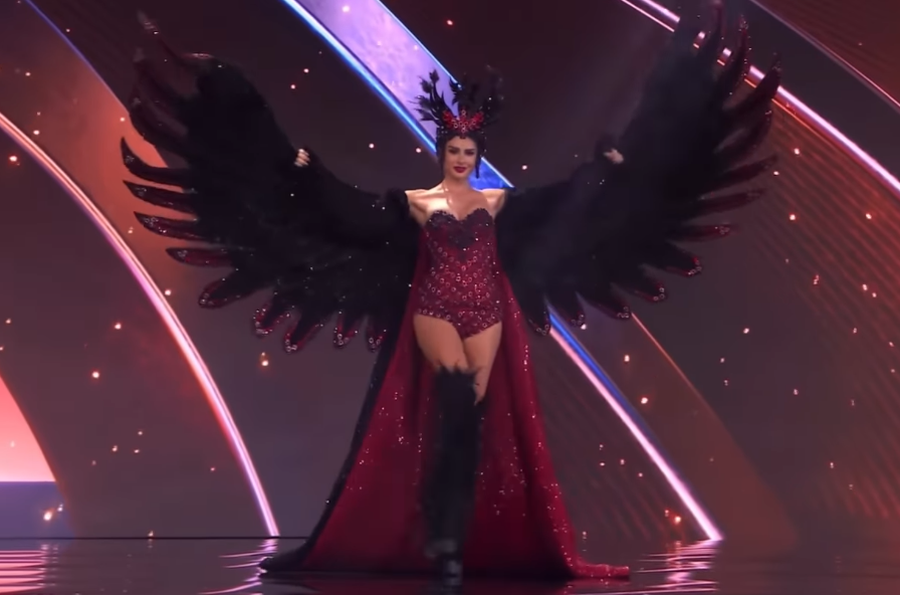 VIDEO/ Misi shqiptar mahnit botën me veshjen e saj si