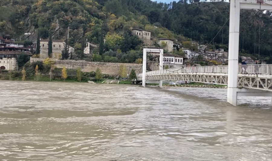 Lumi del nga shtrati edhe në Berat, përmbyten 8 banesa