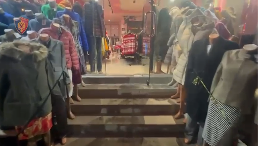 Dyqan në Tiranë me rroba të vjedhura në Greqi, arrestohet