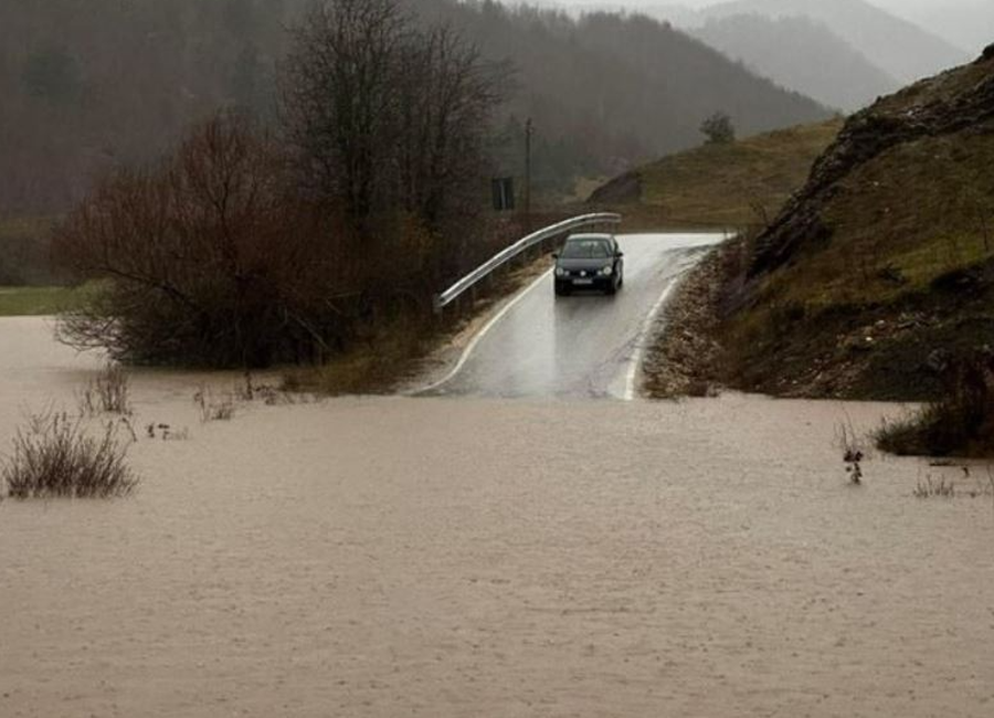 Përmbyten disa banesa në Korçë, evakuohen banorët!