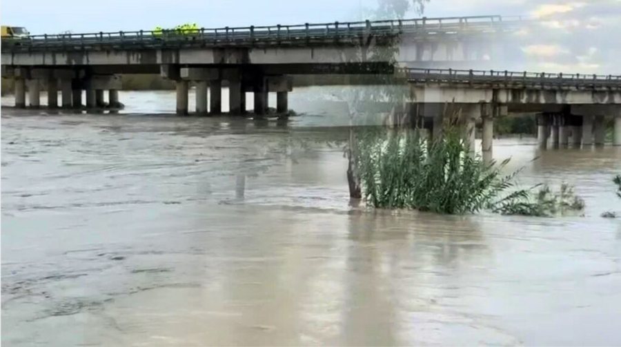 Lumenjtë dalin nga shtrati në jug të Shqipërisë,