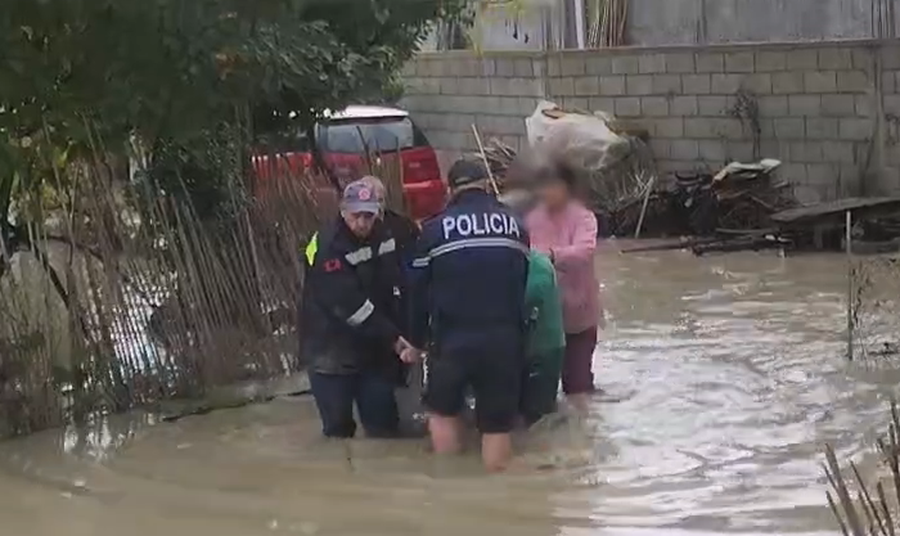 VIDEO/ Momenti kur policia evakuon 5 shtetas që rrezikoheshin nga