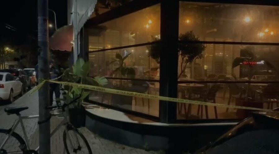 Të shtëna me armë brenda qendrës tregtare në Fier,