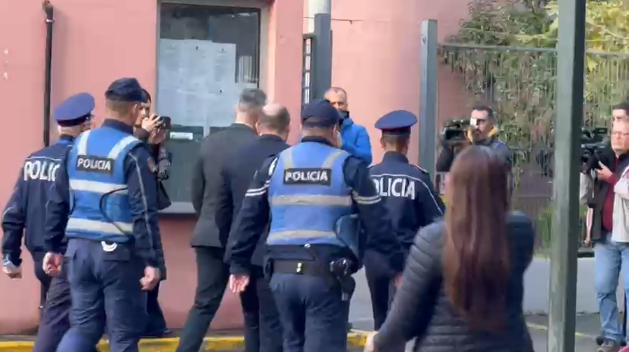 VIDEO/ Të shoqëruar nga policia, Gjyli dhe Elezi mbërrijnë