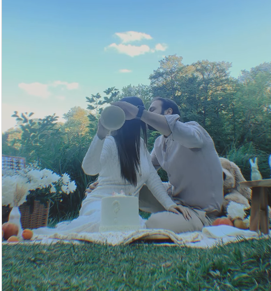 VIDEO / Këngëtarja shqiptare zbulon gjininë e bebit që po