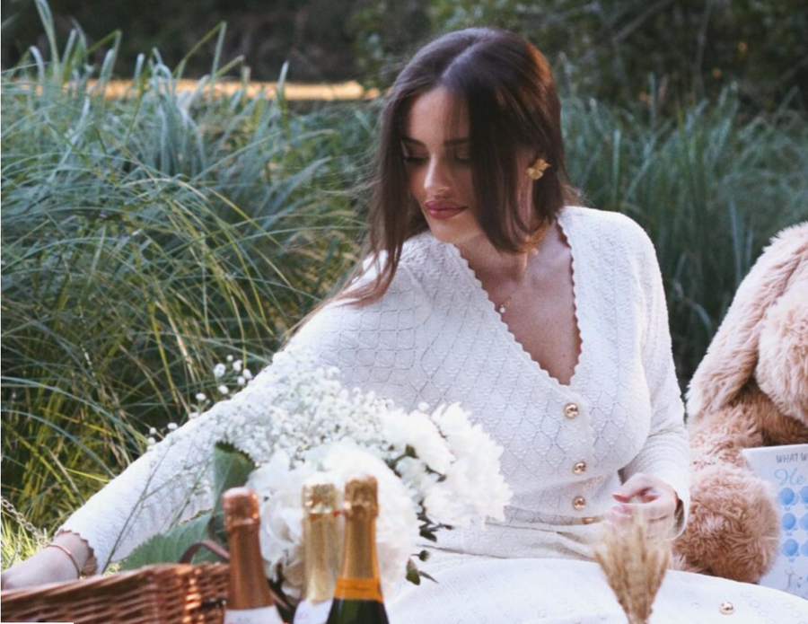 VIDEO / Këngëtarja shqiptare zbulon gjininë e bebit që po