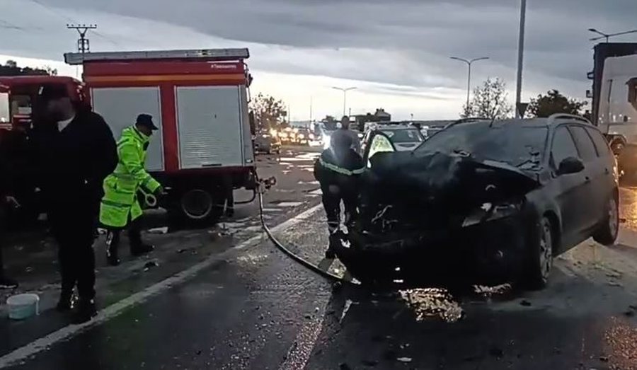 Panik në autostradë! Dy makina përplasen, njëra digjet
