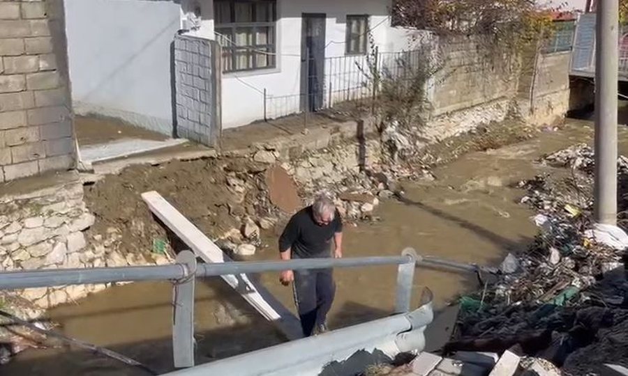 Reshjet e pandalshme përmbytin Korçën: Banesa të