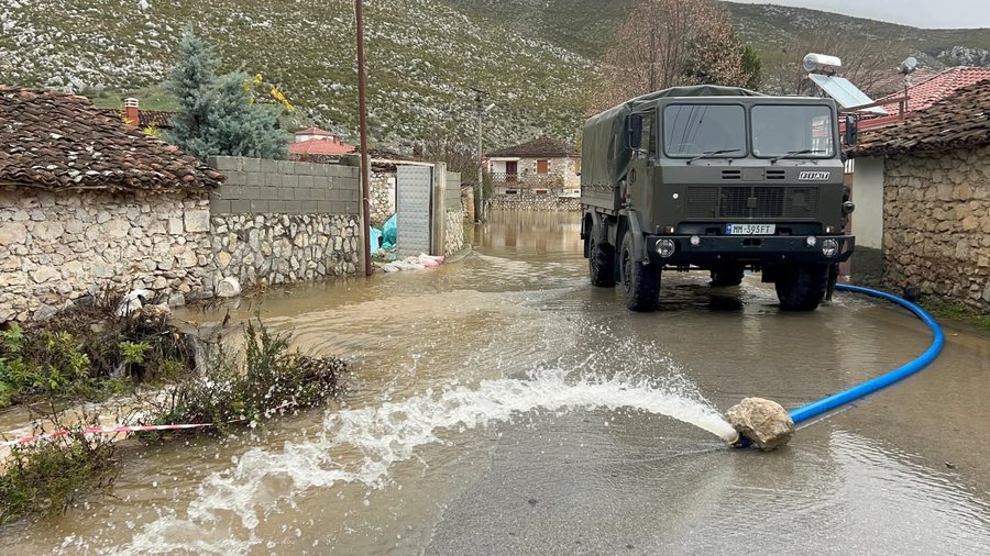 Reshjet e pandalshme përmbytin Korçën: Banesa të
