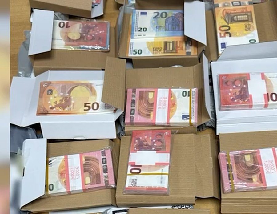 VIDEO/ Po tërhiqnin pakot me euro të falsifikuara, arrestohen