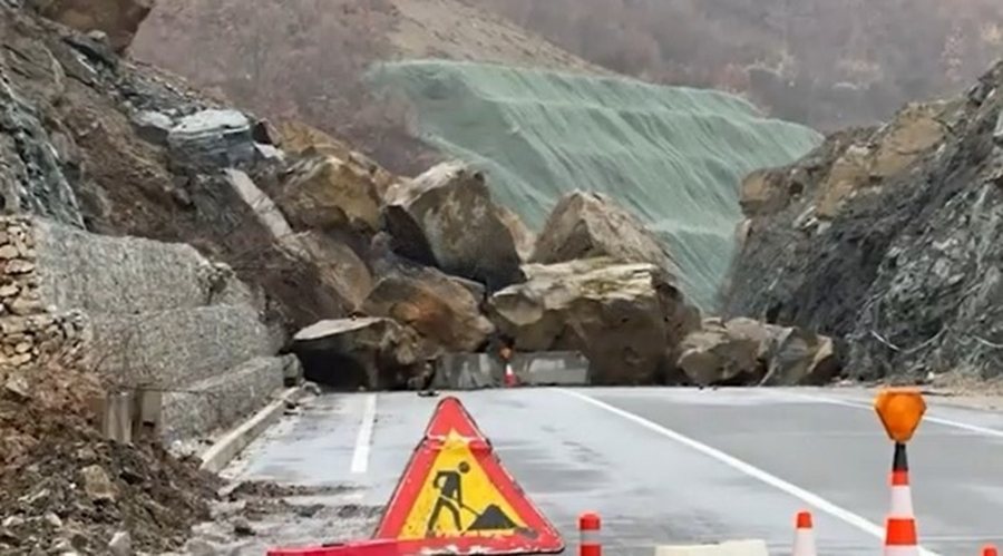 Bllokohet rruga Qukës- Qafë Plloçë, shkëmbinjtë