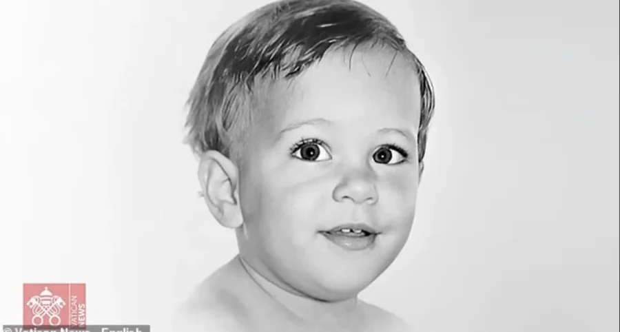 Kush është djali i vogël me buzëqeshjen engjëllore