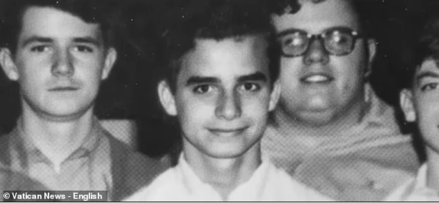 Kush është djali i vogël me buzëqeshjen engjëllore