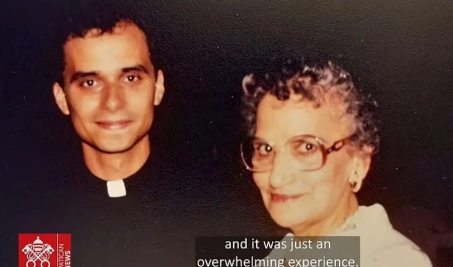 Kush është djali i vogël me buzëqeshjen engjëllore