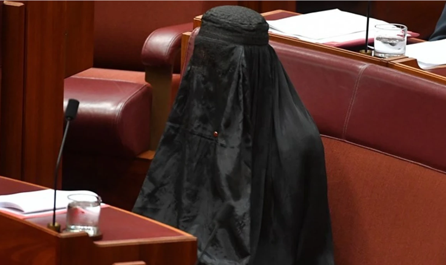 Senatorja australiane hyn me burka në parlament, ndalet seanca!