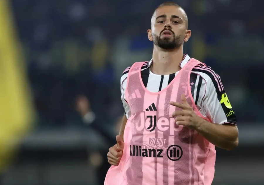 U acarua me tifozët pas thirrjeve rac*ste, trajneri nuk e fut në