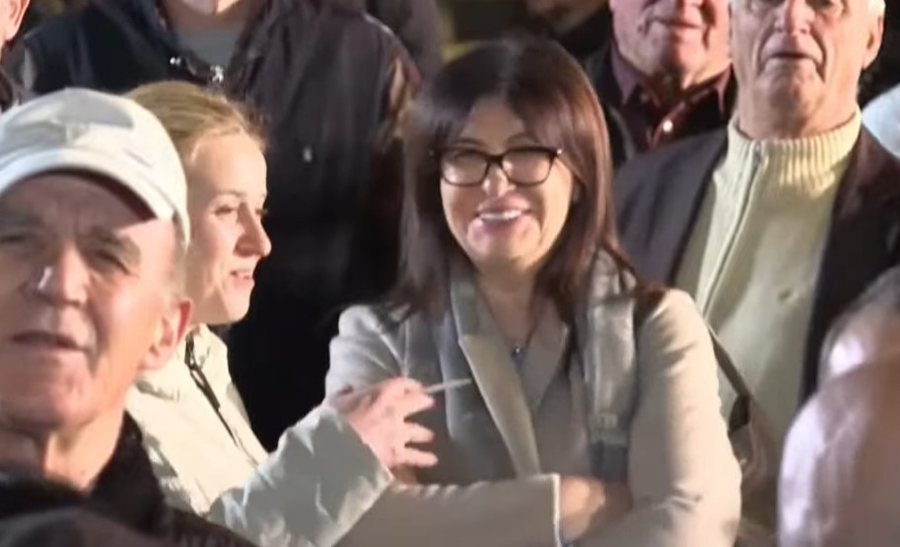 VIDEO/ Momenti pikant nga protesta, deputetja e PD shkrin së qeshuri