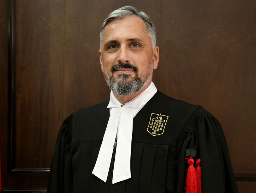 Sot Asim Vokshi betohet para Begajt si anëtar i ri i Kushtetueses,