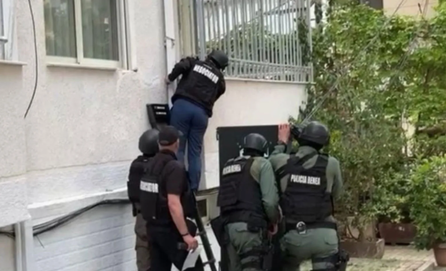 Flamur i ISIS, granata e kallashnikovë, 2 të arrestuarit u