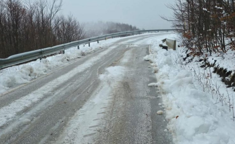 Dëborë dhe ngrica në Panarit të Korçës,