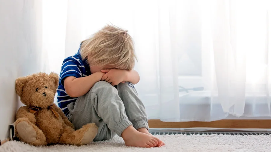 Tmerr në Athinë: 20 vjeçari rumun ngacmoi s*ksualisht dy