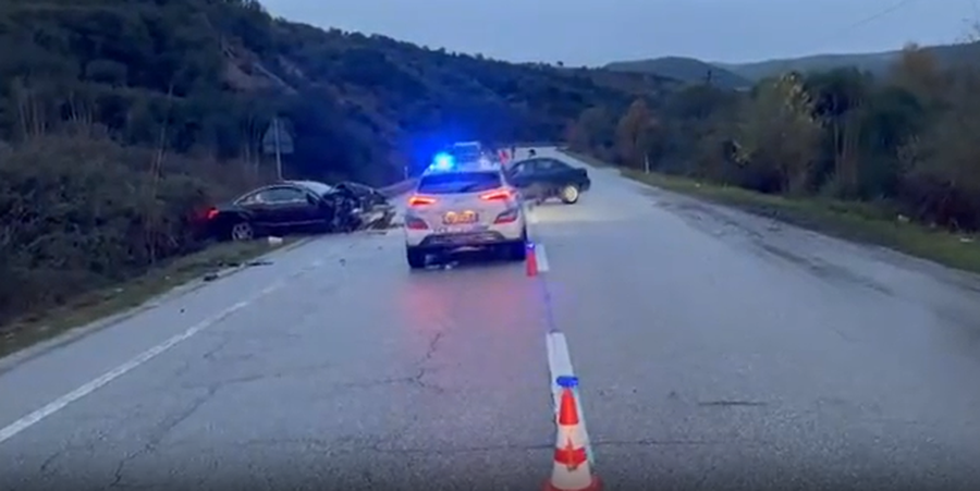 VIDEO/ Përplasen dy makina, tre persona përfundojnë në