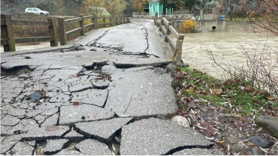 Ura u dëmtua rëndë pas reshjeve të shiut dhe izoloi 10