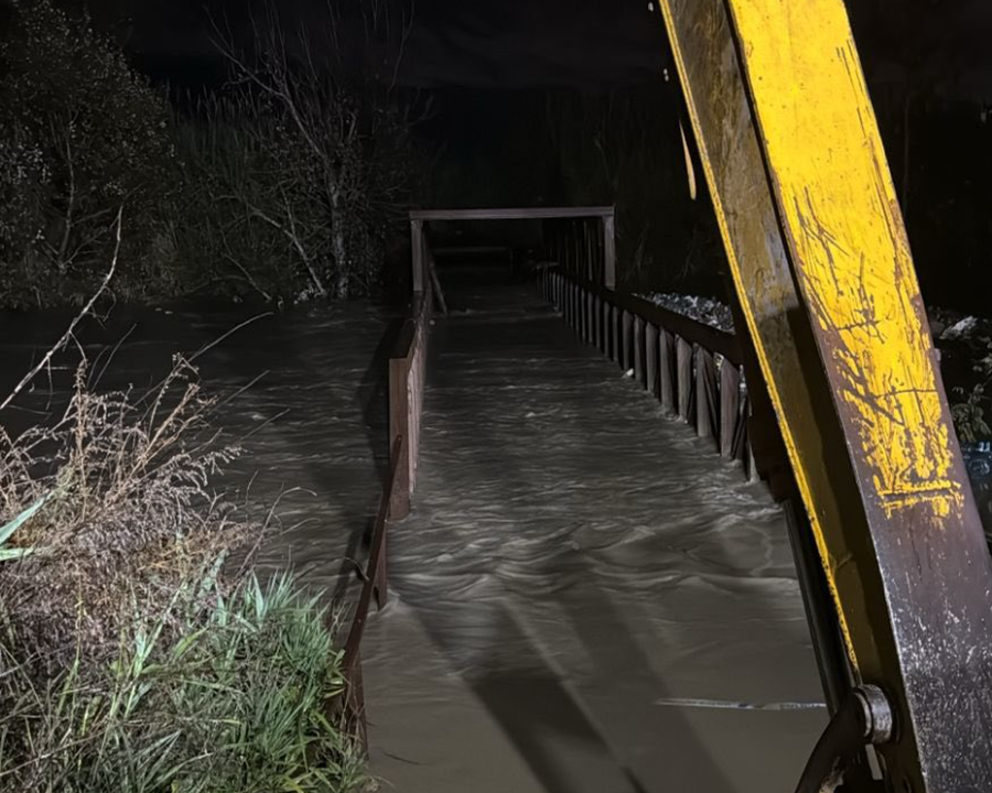 FOTO/ Rrezikon të dalë nga shtrati lumi Erzen, situata problematike