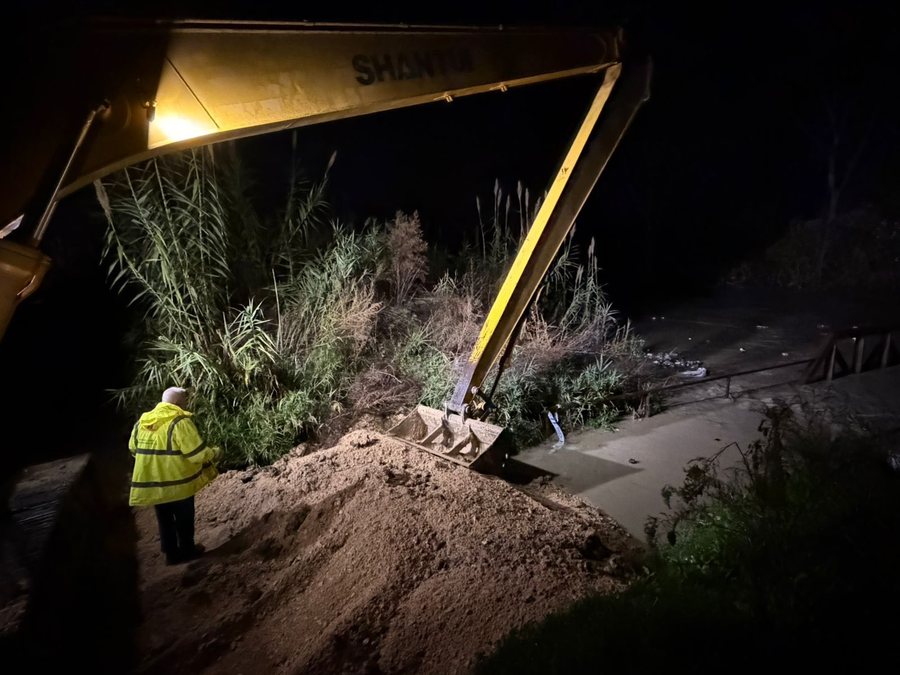 FOTO/ Rrezikon të dalë nga shtrati lumi Erzen, situata problematike