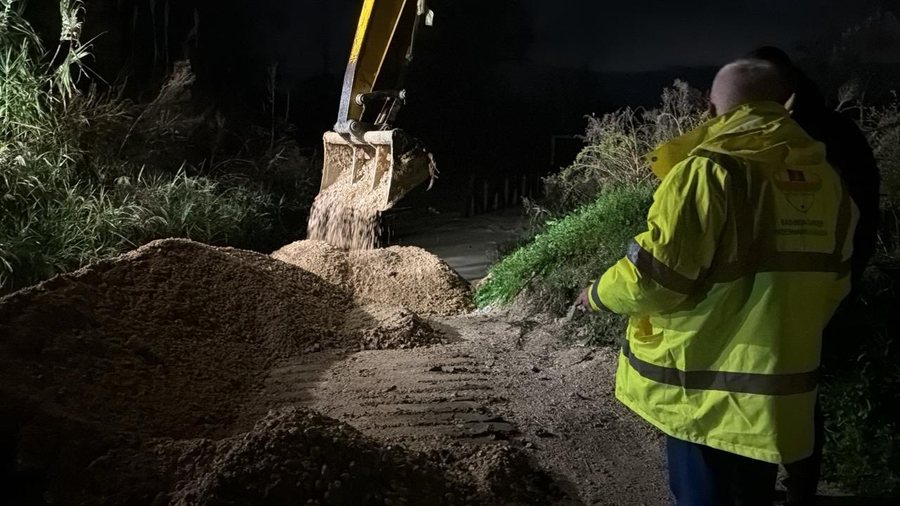 FOTO/ Rrezikon të dalë nga shtrati lumi Erzen, situata problematike