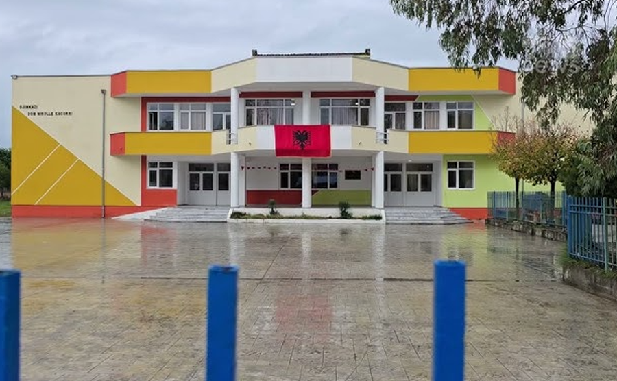 U plagos me thikë në zemër pas sherrit në rrjete sociale, 15