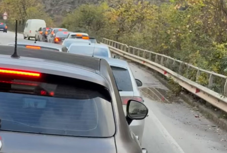 Bllokohet qarkullimi i mjeteve në aksin Librazhd-Elbasan