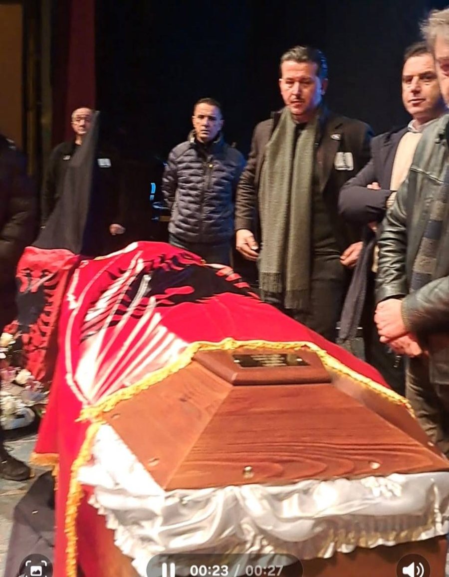 Heshtje dhe lot në sy, Shpat Kasapi përcillet në banesën e