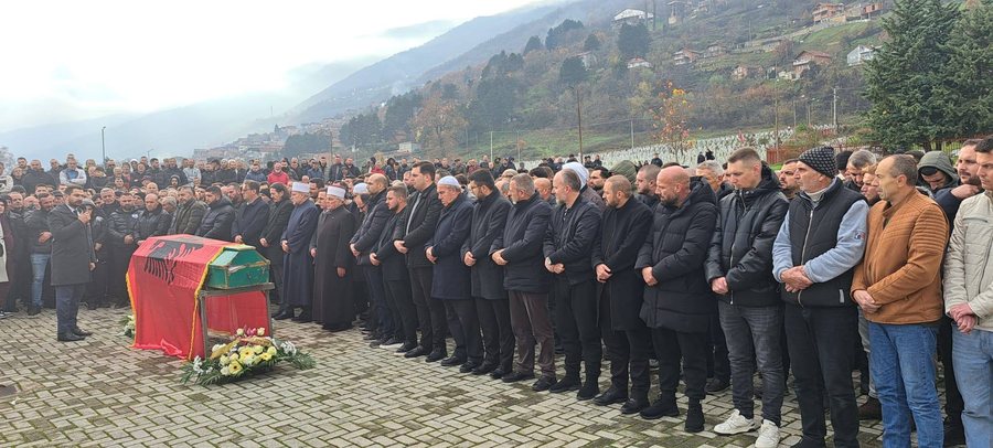 Heshtje dhe lot në sy, Shpat Kasapi përcillet në banesën e