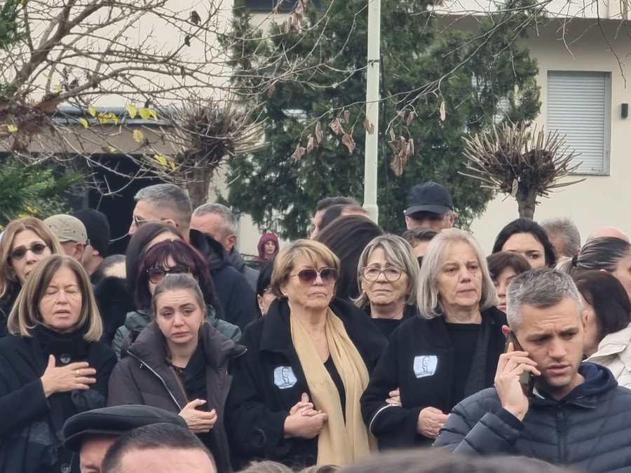 Heshtje dhe lot në sy, Shpat Kasapi përcillet në banesën e